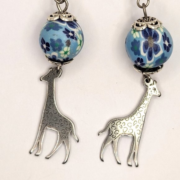 Giraffe with flower bead earrings - Picture 2 of 2